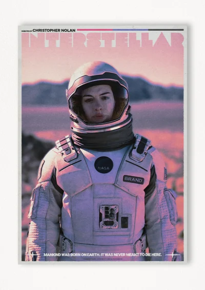 Le poster Interstellar est constitué d’éléments textuels informatifs et d'éléments graphiques issus et inspirés du film Interstellar de Christopher Nolan (2014). Le poster arbore un style rétro, mélangeant des éléments de structures et graphiques des magazines des années 60’s et 70’s.